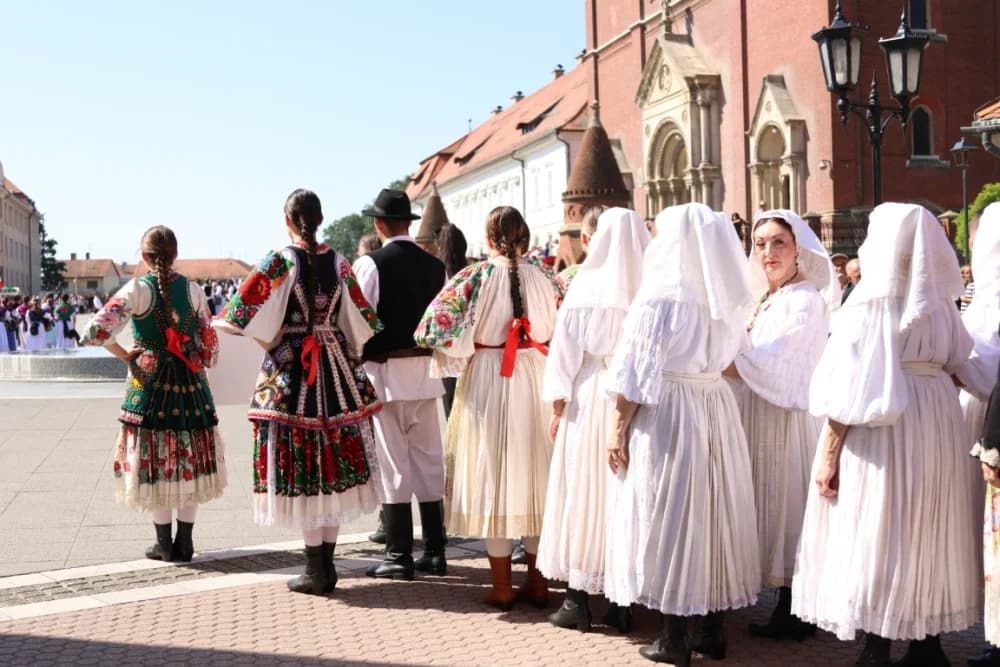 /VELIKA FOTOGALERIJA/ Ljepota tradicije i bogatstvo narodnih običaja dočarana na 58. Đakovačkim vezovima