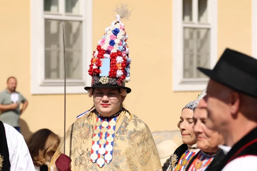 /VELIKA FOTOGALERIJA/ Ljepota tradicije i bogatstvo narodnih običaja dočarana na 58. Đakovačkim vezovima