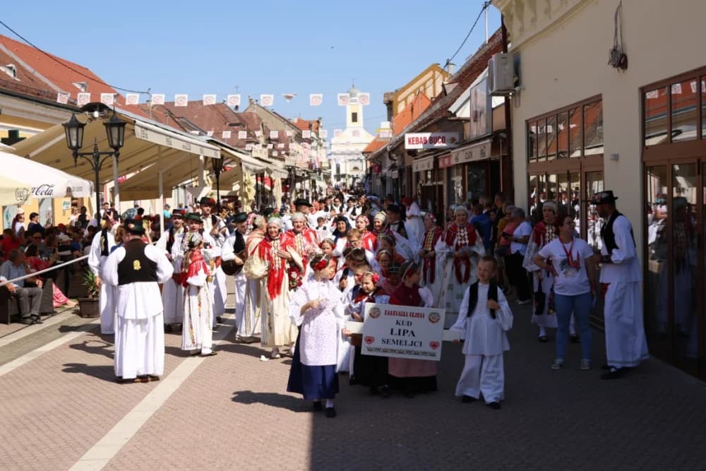 /VELIKA FOTOGALERIJA/ Ljepota tradicije i bogatstvo narodnih običaja dočarana na 58. Đakovačkim vezovima