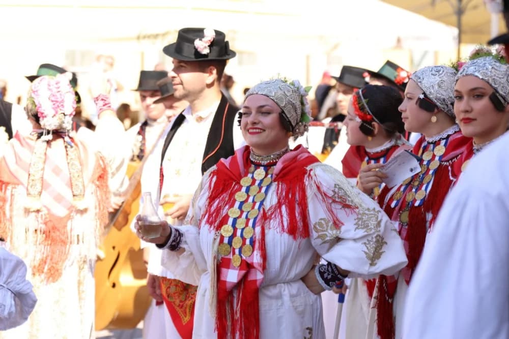 /VELIKA FOTOGALERIJA/ Ljepota tradicije i bogatstvo narodnih običaja dočarana na 58. Đakovačkim vezovima