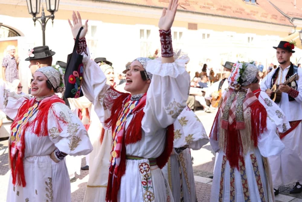 /VELIKA FOTOGALERIJA/ Ljepota tradicije i bogatstvo narodnih običaja dočarana na 58. Đakovačkim vezovima