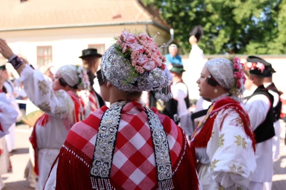 /VELIKA FOTOGALERIJA/ Ljepota tradicije i bogatstvo narodnih običaja dočarana na 58. Đakovačkim vezovima