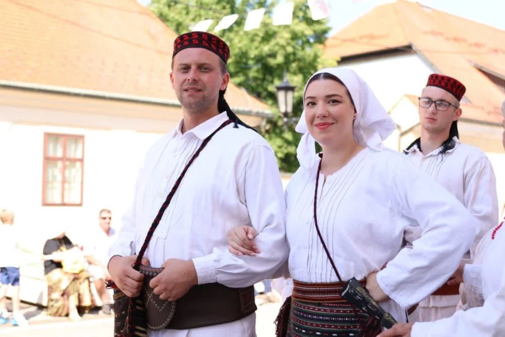 /VELIKA FOTOGALERIJA/ Ljepota tradicije i bogatstvo narodnih običaja dočarana na 58. Đakovačkim vezovima