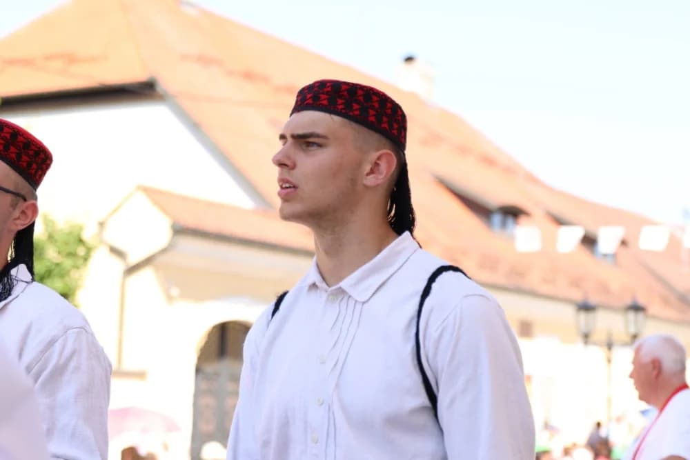 /VELIKA FOTOGALERIJA/ Ljepota tradicije i bogatstvo narodnih običaja dočarana na 58. Đakovačkim vezovima