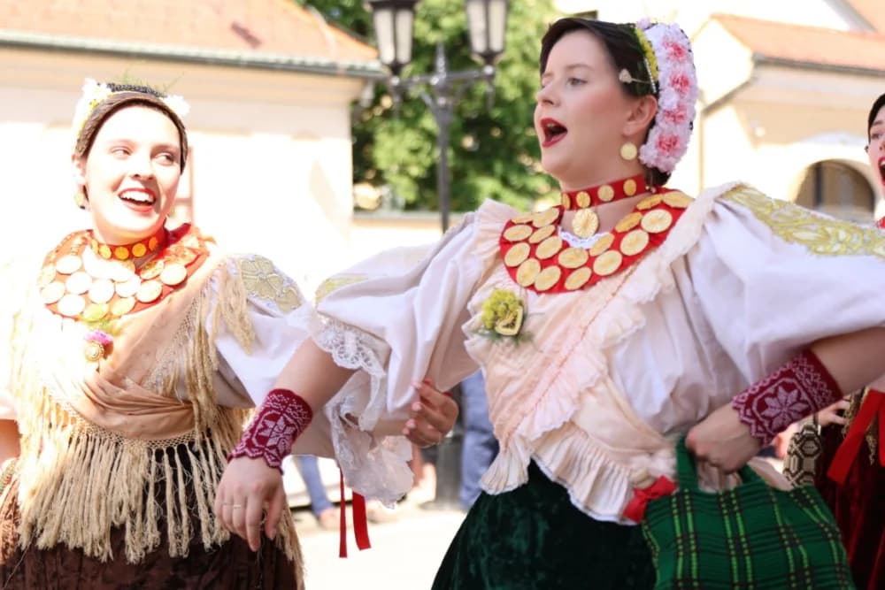 /VELIKA FOTOGALERIJA/ Ljepota tradicije i bogatstvo narodnih običaja dočarana na 58. Đakovačkim vezovima