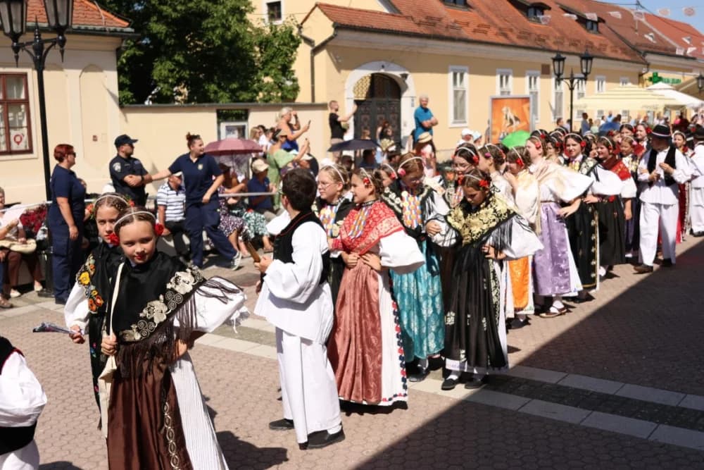 /VELIKA FOTOGALERIJA/ Ljepota tradicije i bogatstvo narodnih običaja dočarana na 58. Đakovačkim vezovima