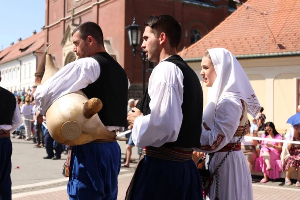 /VELIKA FOTOGALERIJA/ Ljepota tradicije i bogatstvo narodnih običaja dočarana na 58. Đakovačkim vezovima