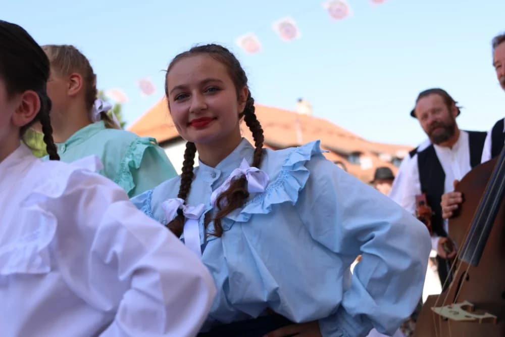 /VELIKA FOTOGALERIJA/ Ljepota tradicije i bogatstvo narodnih običaja dočarana na 58. Đakovačkim vezovima