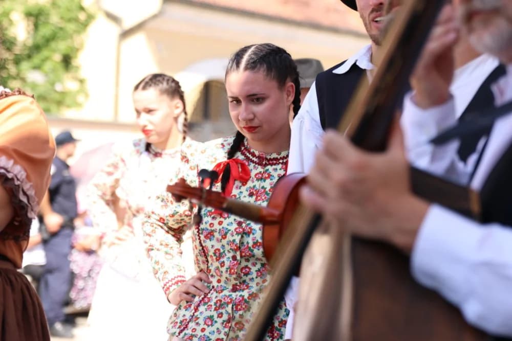 /VELIKA FOTOGALERIJA/ Ljepota tradicije i bogatstvo narodnih običaja dočarana na 58. Đakovačkim vezovima