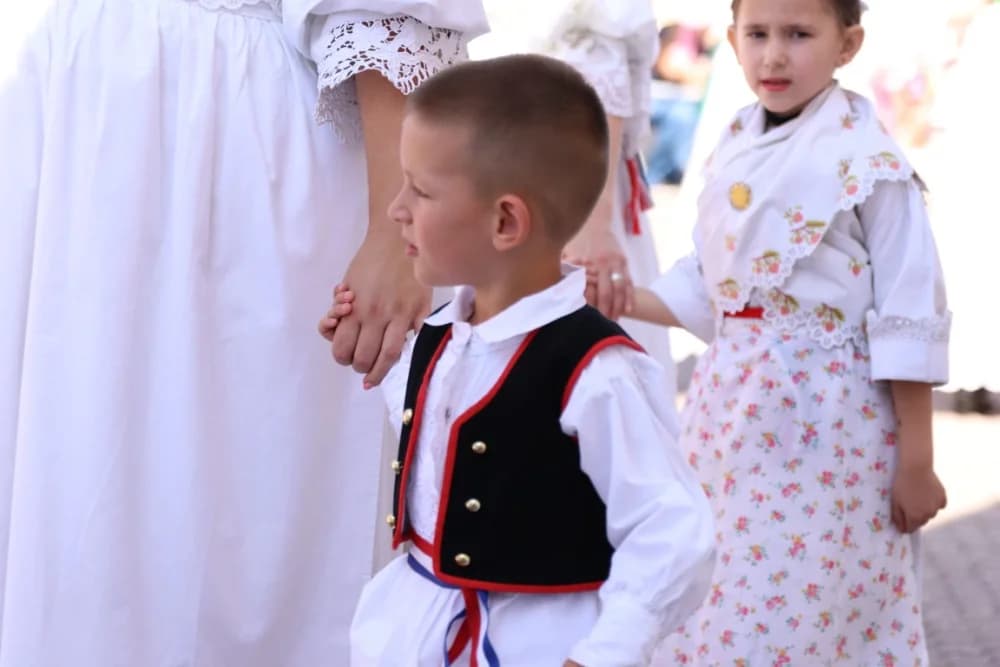 /VELIKA FOTOGALERIJA/ Ljepota tradicije i bogatstvo narodnih običaja dočarana na 58. Đakovačkim vezovima
