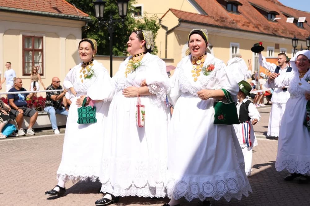 /VELIKA FOTOGALERIJA/ Ljepota tradicije i bogatstvo narodnih običaja dočarana na 58. Đakovačkim vezovima