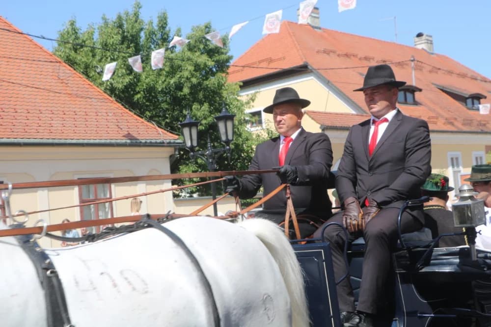 /VELIKA FOTOGALERIJA/ Ljepota tradicije i bogatstvo narodnih običaja dočarana na 58. Đakovačkim vezovima