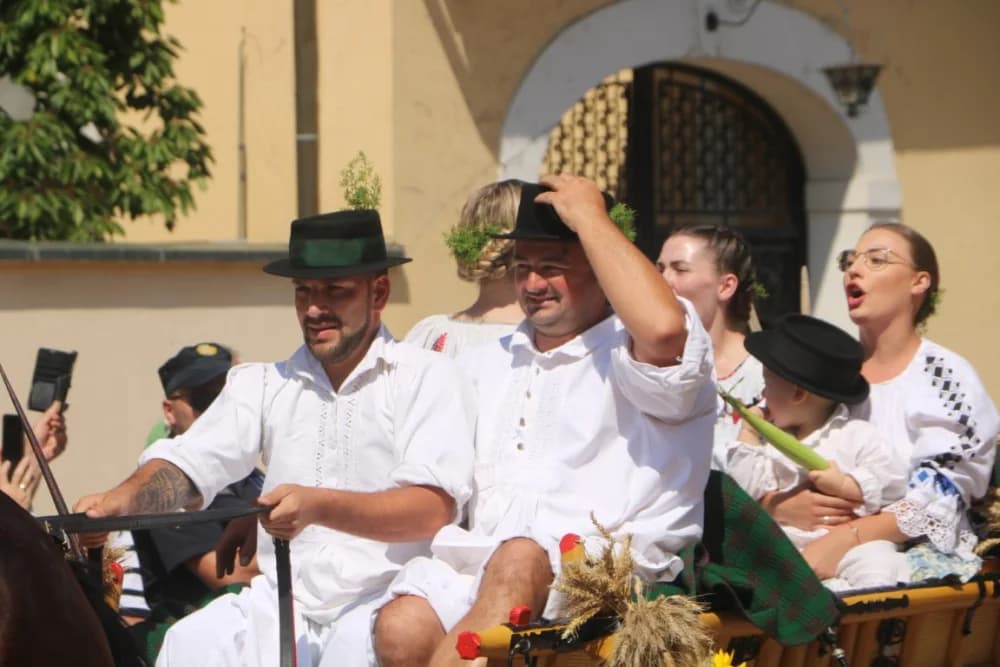 /VELIKA FOTOGALERIJA/ Ljepota tradicije i bogatstvo narodnih običaja dočarana na 58. Đakovačkim vezovima