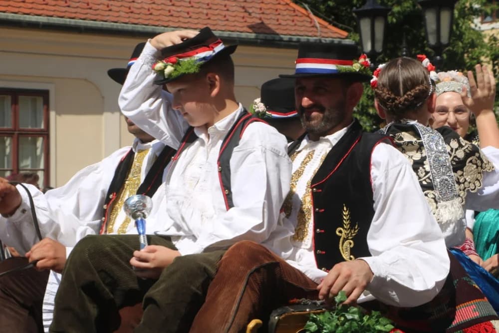 /VELIKA FOTOGALERIJA/ Ljepota tradicije i bogatstvo narodnih običaja dočarana na 58. Đakovačkim vezovima