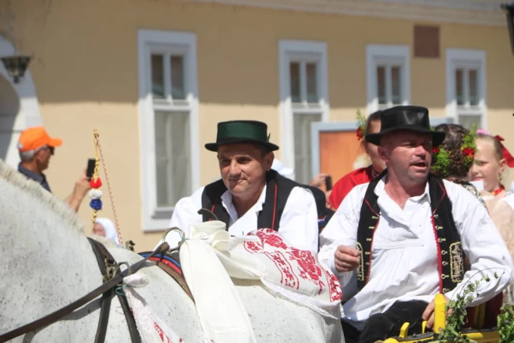 /VELIKA FOTOGALERIJA/ Ljepota tradicije i bogatstvo narodnih običaja dočarana na 58. Đakovačkim vezovima