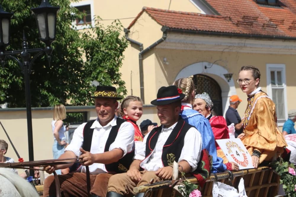 /VELIKA FOTOGALERIJA/ Ljepota tradicije i bogatstvo narodnih običaja dočarana na 58. Đakovačkim vezovima