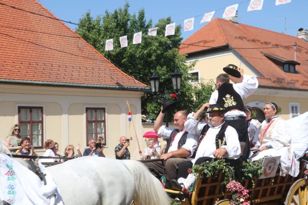 /VELIKA FOTOGALERIJA/ Ljepota tradicije i bogatstvo narodnih običaja dočarana na 58. Đakovačkim vezovima