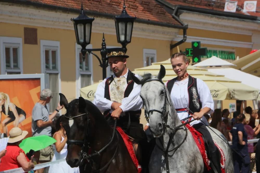 /VELIKA FOTOGALERIJA/ Ljepota tradicije i bogatstvo narodnih običaja dočarana na 58. Đakovačkim vezovima