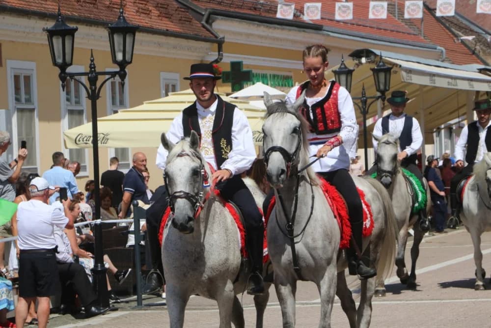 /VELIKA FOTOGALERIJA/ Ljepota tradicije i bogatstvo narodnih običaja dočarana na 58. Đakovačkim vezovima