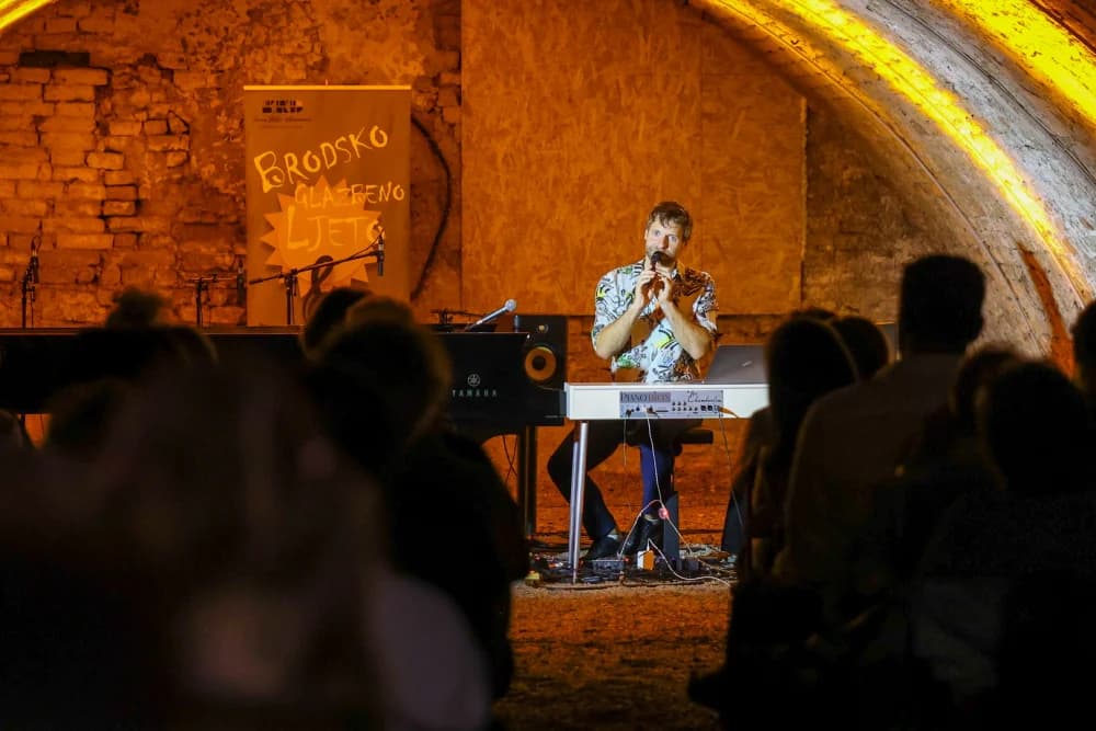Zvjezdan Ružić održao koncert za pamćenje u istočnoj kurtini Tvrđave Brod