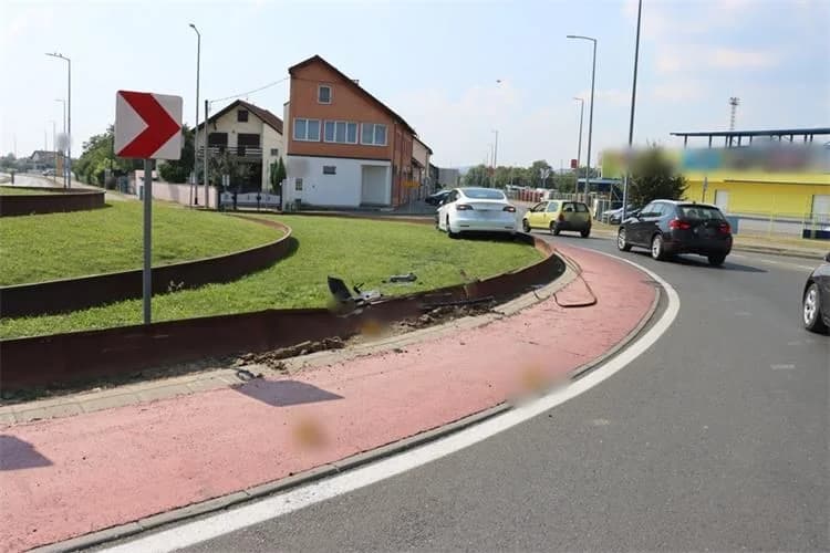 IMAMO FOTKU: Prometna u centru Sl. Broda, uletio u kružni tok na Aveniji