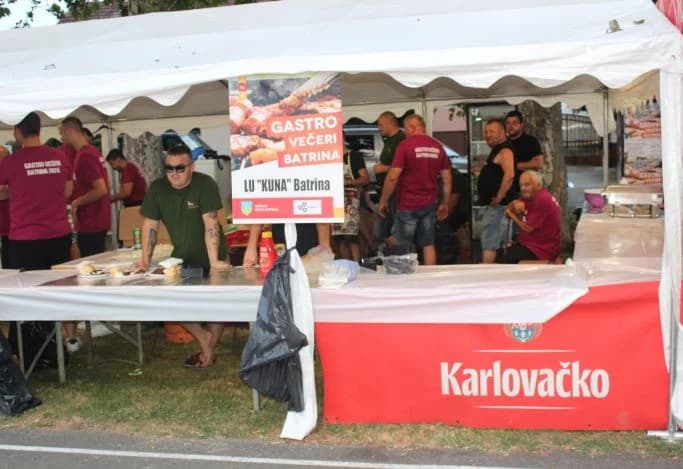 (FOTOGALERIJA) „GASTRO VEČERI“ U BATRINI: Bogat izbor gastronomskih delicija, dobra glazba i zabava do ranih jutarnjih sati