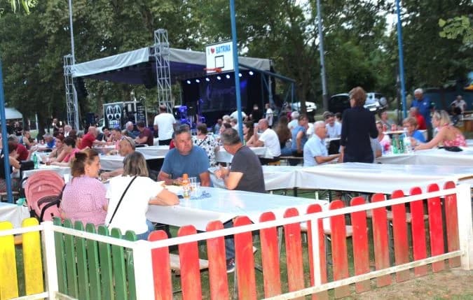 (FOTOGALERIJA) „GASTRO VEČERI“ U BATRINI: Bogat izbor gastronomskih delicija, dobra glazba i zabava do ranih jutarnjih sati