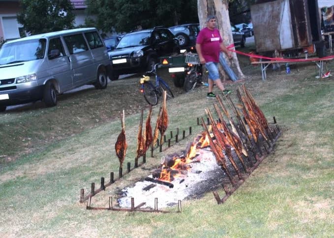 (FOTOGALERIJA) „GASTRO VEČERI“ U BATRINI: Bogat izbor gastronomskih delicija, dobra glazba i zabava do ranih jutarnjih sati