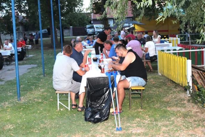(FOTOGALERIJA) „GASTRO VEČERI“ U BATRINI: Bogat izbor gastronomskih delicija, dobra glazba i zabava do ranih jutarnjih sati
