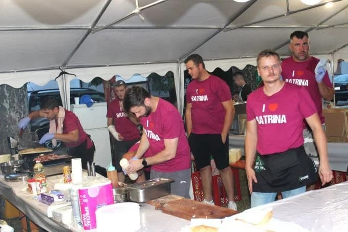 (FOTOGALERIJA) „GASTRO VEČERI“ U BATRINI: Bogat izbor gastronomskih delicija, dobra glazba i zabava do ranih jutarnjih sati