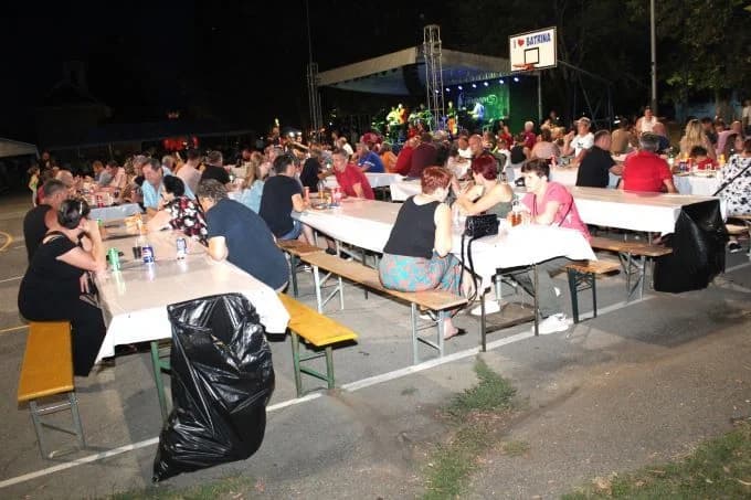 (FOTOGALERIJA) „GASTRO VEČERI“ U BATRINI: Bogat izbor gastronomskih delicija, dobra glazba i zabava do ranih jutarnjih sati
