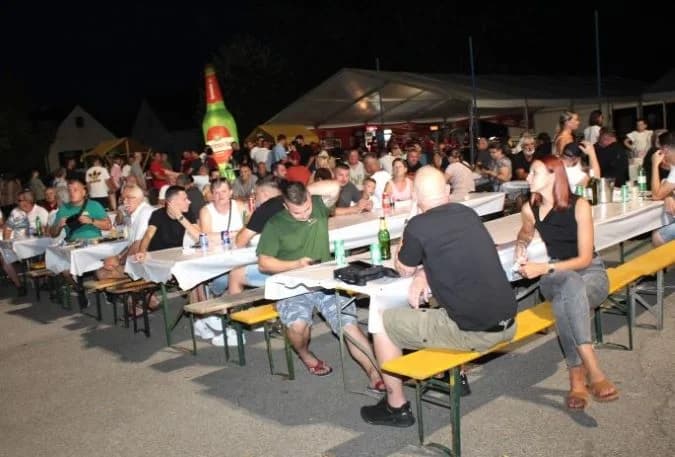 (FOTOGALERIJA) „GASTRO VEČERI“ U BATRINI: Bogat izbor gastronomskih delicija, dobra glazba i zabava do ranih jutarnjih sati