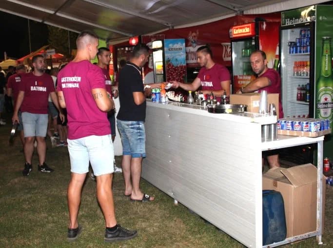 (FOTOGALERIJA) „GASTRO VEČERI“ U BATRINI: Bogat izbor gastronomskih delicija, dobra glazba i zabava do ranih jutarnjih sati