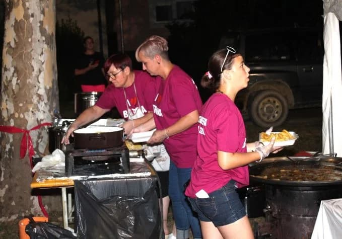 (FOTOGALERIJA) „GASTRO VEČERI“ U BATRINI: Bogat izbor gastronomskih delicija, dobra glazba i zabava do ranih jutarnjih sati