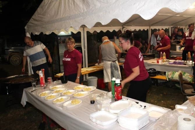(FOTOGALERIJA) „GASTRO VEČERI“ U BATRINI: Bogat izbor gastronomskih delicija, dobra glazba i zabava do ranih jutarnjih sati
