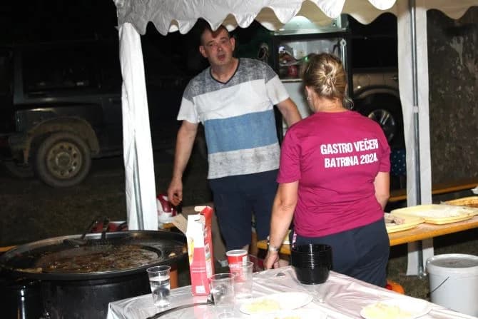 (FOTOGALERIJA) „GASTRO VEČERI“ U BATRINI: Bogat izbor gastronomskih delicija, dobra glazba i zabava do ranih jutarnjih sati