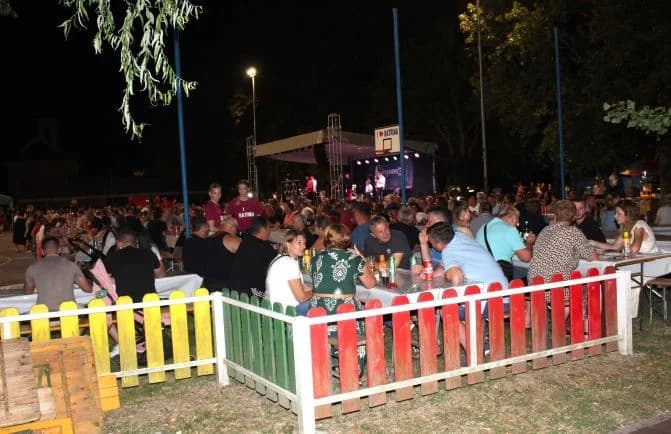 (FOTOGALERIJA) „GASTRO VEČERI“ U BATRINI: Bogat izbor gastronomskih delicija, dobra glazba i zabava do ranih jutarnjih sati