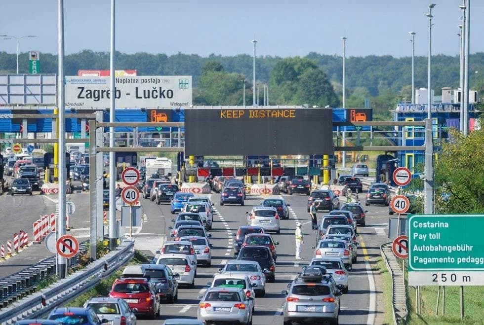 Ako ste krenuli na more, naoružajte se strpljenjem. Gužva je na svim autocestama a kolnici su skliski