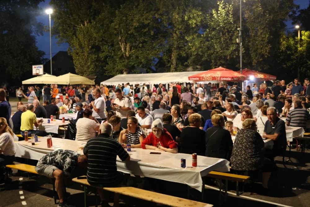 (FOTOGALERIJA) Uz nastup „Energy banda“ i „Slavonskih lola“ održana završna večer Gastro večeri u Batrini