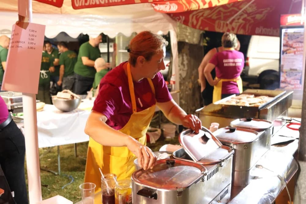 (FOTOGALERIJA) Uz nastup „Energy banda“ i „Slavonskih lola“ održana završna večer Gastro večeri u Batrini