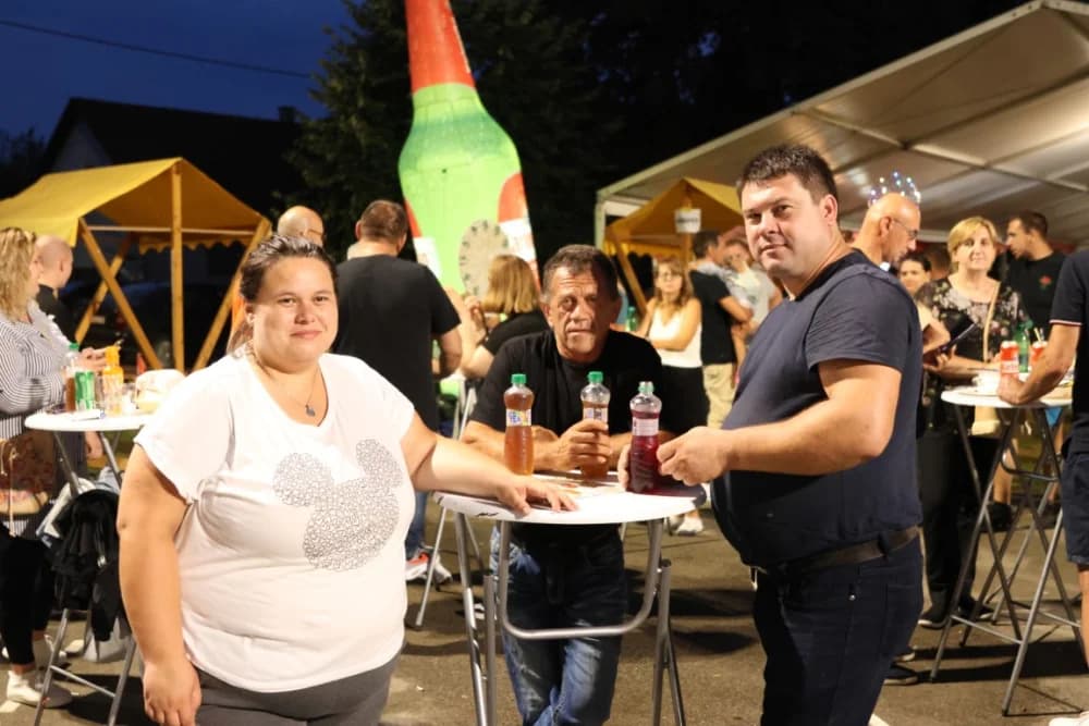 (FOTOGALERIJA) Uz nastup „Energy banda“ i „Slavonskih lola“ održana završna večer Gastro večeri u Batrini