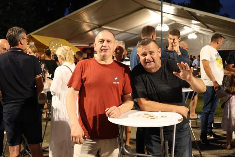 (FOTOGALERIJA) Uz nastup „Energy banda“ i „Slavonskih lola“ održana završna večer Gastro večeri u Batrini