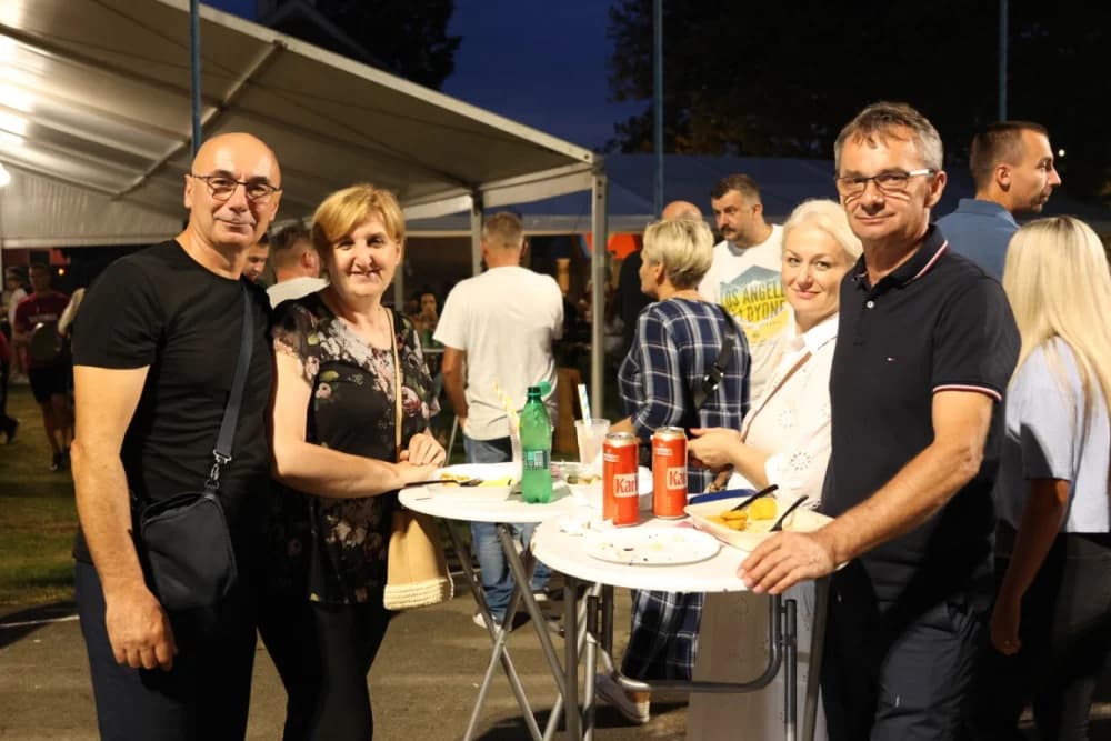 (FOTOGALERIJA) Uz nastup „Energy banda“ i „Slavonskih lola“ održana završna večer Gastro večeri u Batrini