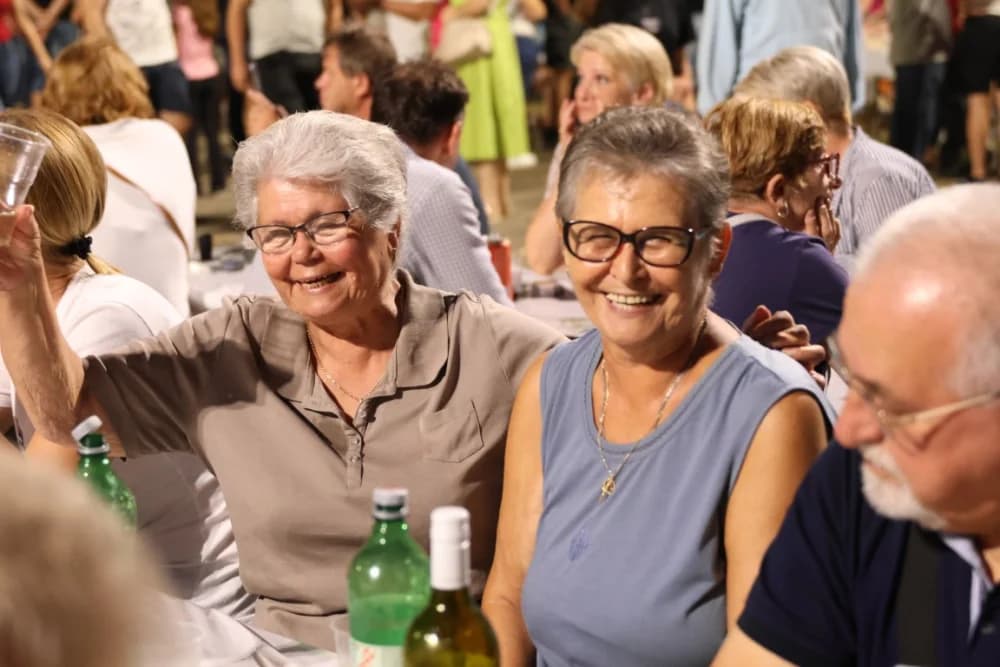 (FOTOGALERIJA) Uz nastup „Energy banda“ i „Slavonskih lola“ održana završna večer Gastro večeri u Batrini