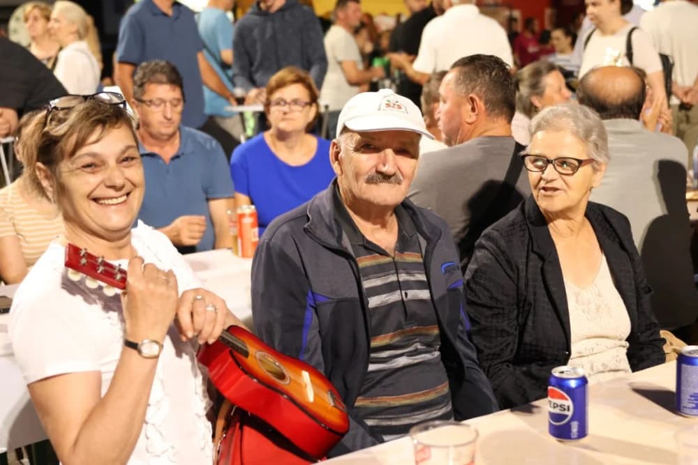 (FOTOGALERIJA) Uz nastup „Energy banda“ i „Slavonskih lola“ održana završna večer Gastro večeri u Batrini