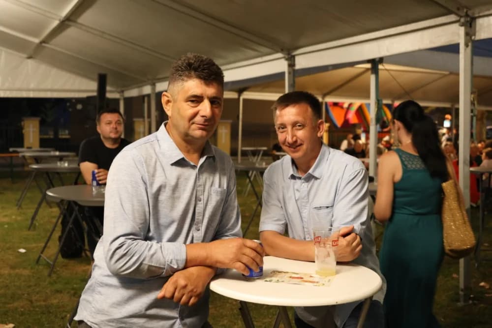 (FOTOGALERIJA) Uz nastup „Energy banda“ i „Slavonskih lola“ održana završna večer Gastro večeri u Batrini