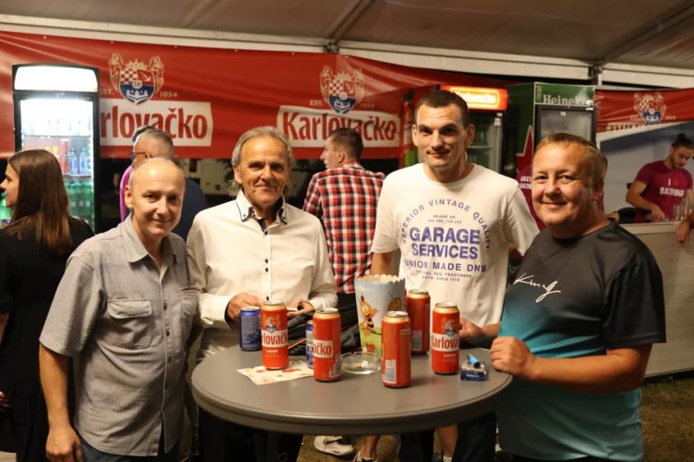 (FOTOGALERIJA) Uz nastup „Energy banda“ i „Slavonskih lola“ održana završna večer Gastro večeri u Batrini