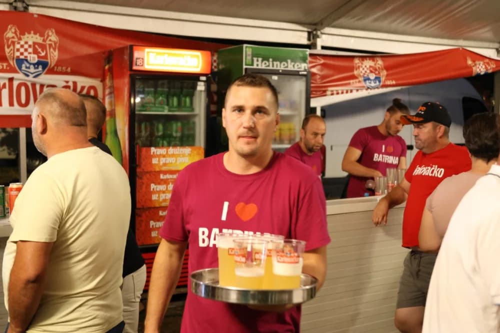 (FOTOGALERIJA) Uz nastup „Energy banda“ i „Slavonskih lola“ održana završna večer Gastro večeri u Batrini