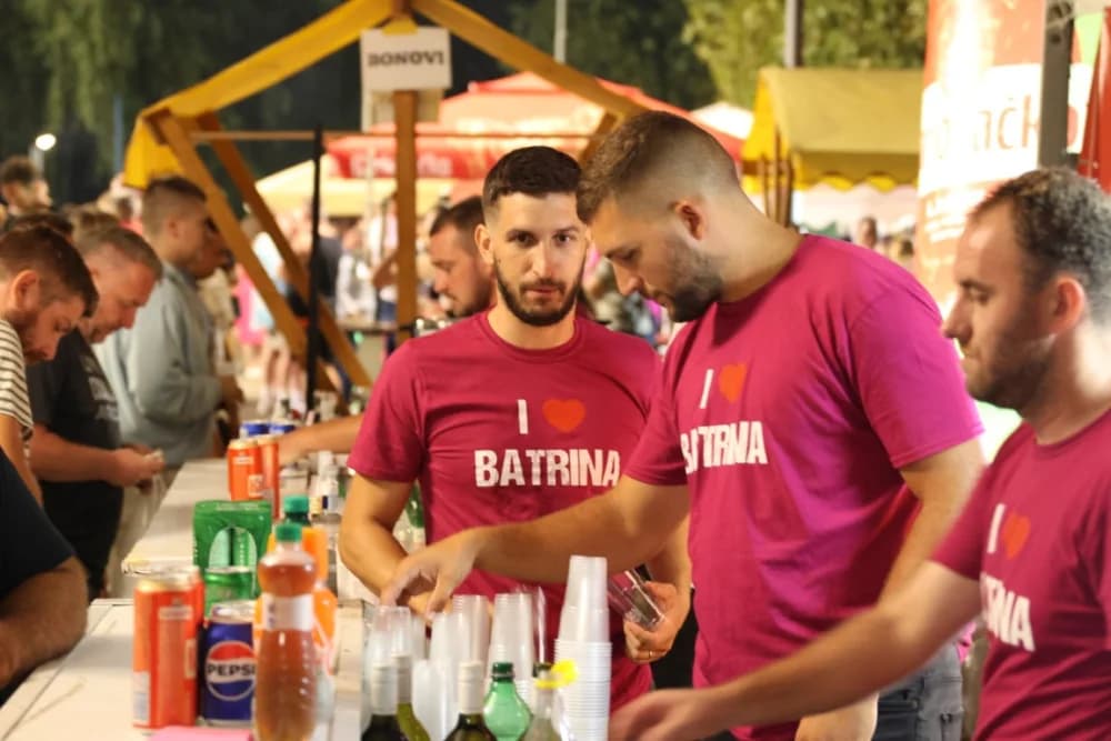 (FOTOGALERIJA) Uz nastup „Energy banda“ i „Slavonskih lola“ održana završna večer Gastro večeri u Batrini