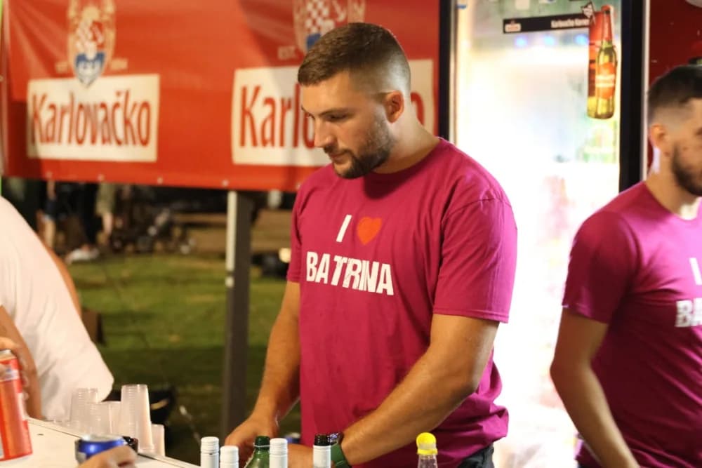(FOTOGALERIJA) Uz nastup „Energy banda“ i „Slavonskih lola“ održana završna večer Gastro večeri u Batrini
